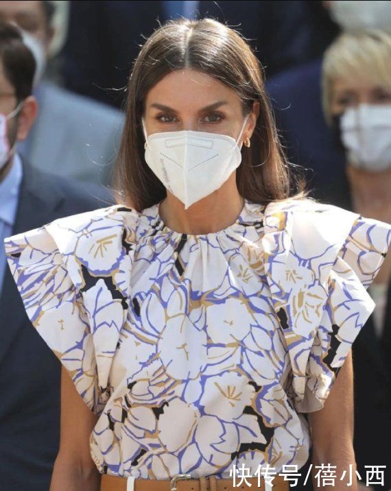 无敌|西班牙王后高级感无敌了，穿印花上衣配直筒裤好美，真给国王长脸