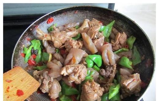 它低热量，高纤维，常吃促进胃肠蠕动，排毒，和鸭肉是经典搭配