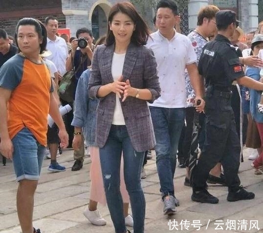 卫衣配牛仔裤才好看，上宽下窄无敌显瘦