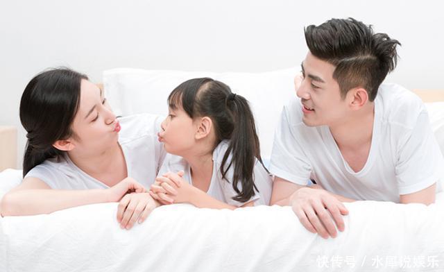 父女俩|宝妈半夜醒来没摸到孩子,急忙开灯后,父女俩的睡姿让她大呼佩服