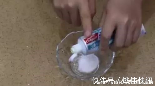 衣物|洗衣服时别只放洗衣液,多放一碗它,不用搓洗,衣服干净如新!