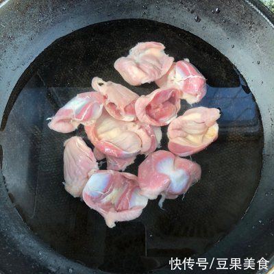 辣炒鸡胗一天不吃就馋，几块钱一斤，特美味