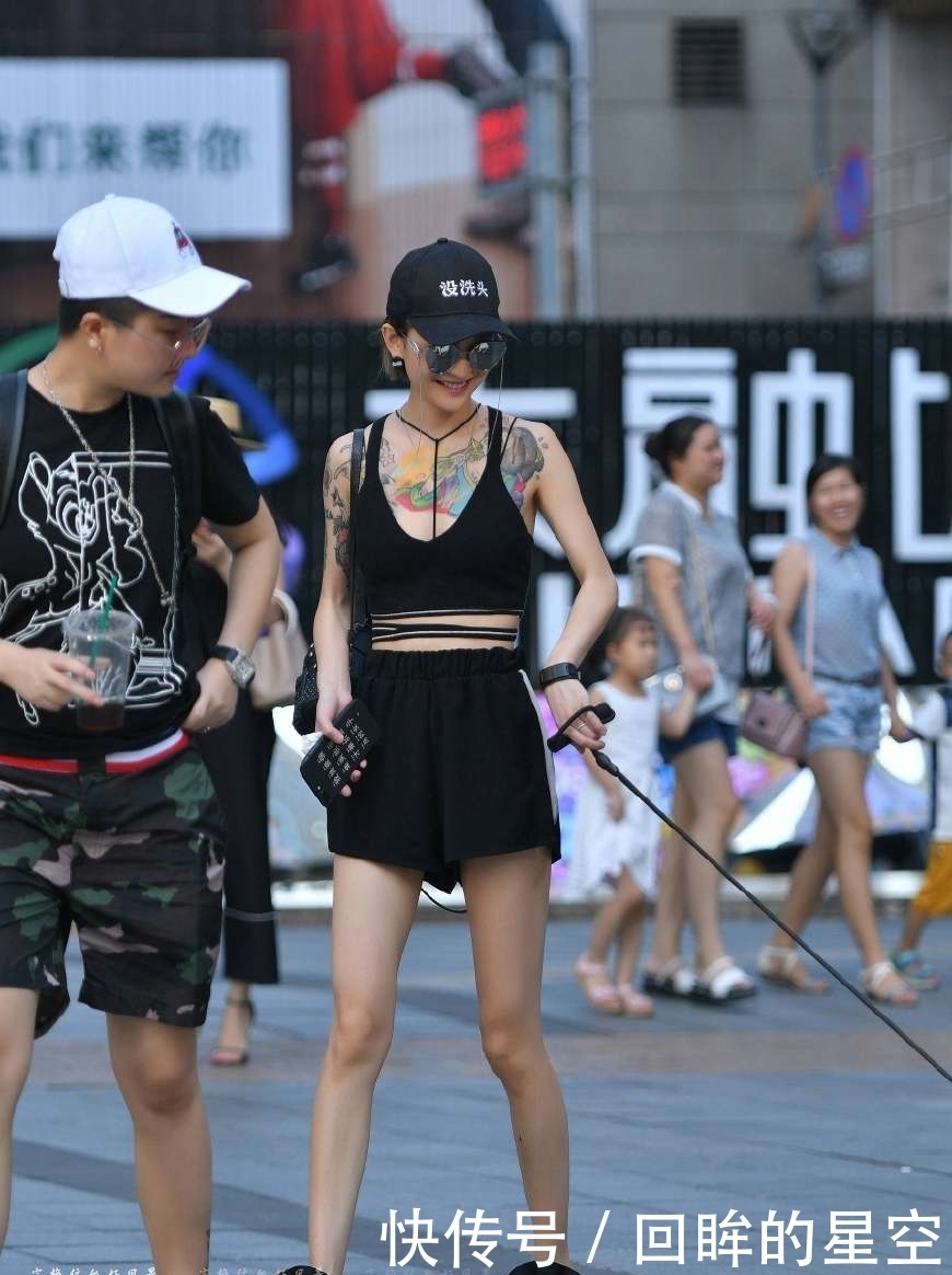 路人街拍，纹身和狗，一看就很“富有”