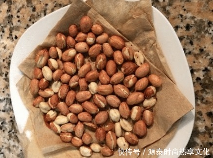 鲜香|花生米不用炒,用盐水泡一泡,比炒的好吃,鲜香酥脆,越吃越过瘾