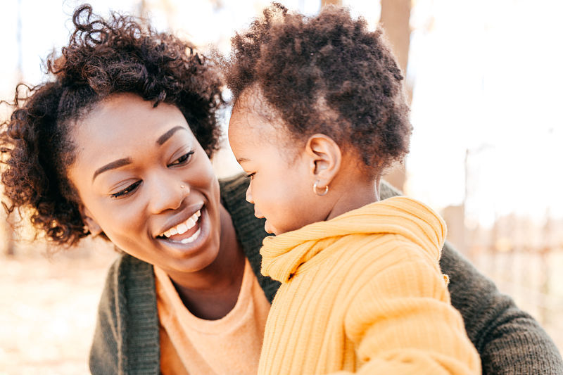 老爸|“年轻老爸”走红,接孩子被误认为是男友,网友孩子妈怎么想