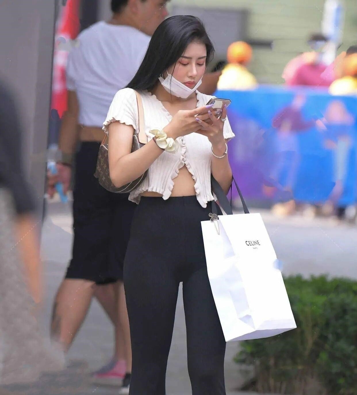 平底鞋 打底裤“失宠”了,如今小黑裤成了“香饽饽”,化解腿粗的烦恼