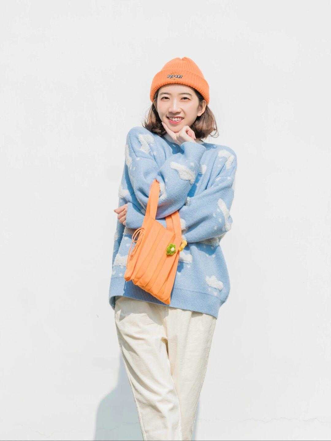 天蓝色 冬天室内穿搭千万别错过“蓝毛衣+白裤”,上身又美又仙,贼好看