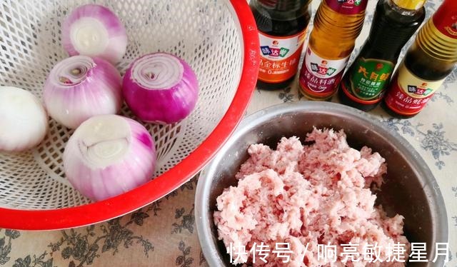 天气冷了,来一个热乎乎的肉包子,越嚼越香全身都暖和了,舒服啊!