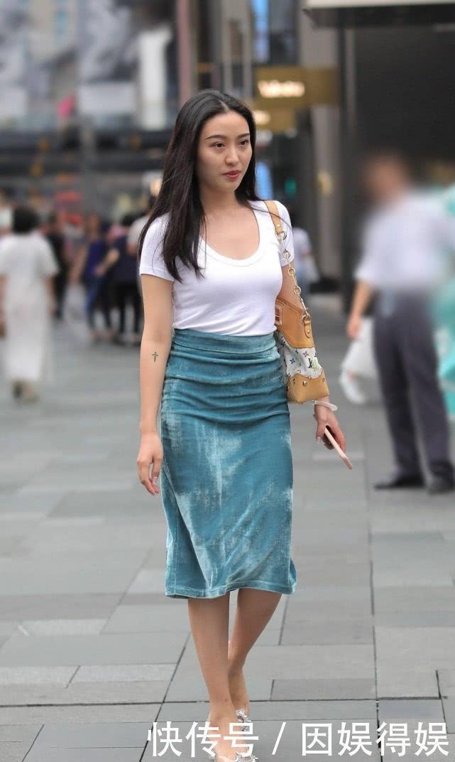 凉鞋|白色T恤加蓝色丝绒半身裙,搭配水晶高跟凉鞋,穿出知性优雅