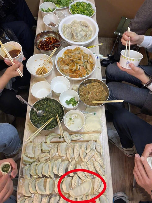 黄晓明罕见晒美食，20万粉丝点赞，一句“猜一猜”，粉丝忙坏了