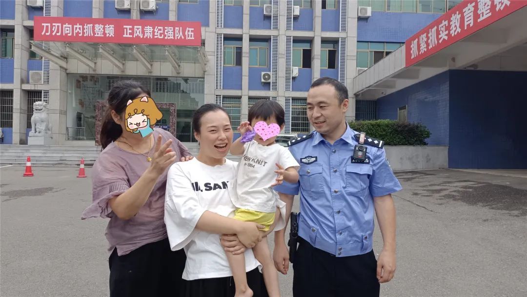 警车|浏阳一女童趁奶奶做家务时跑出门，被民警“捡”回派出所