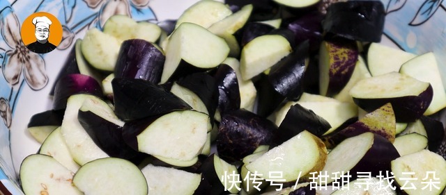 茄子和西红柿是绝配，简单一烧，酸甜开胃，软糯下饭！