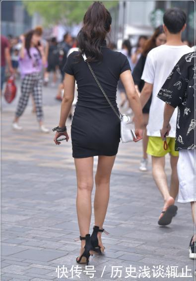 黑色修身连体裙搭配白色包包，时尚精致，简约大方