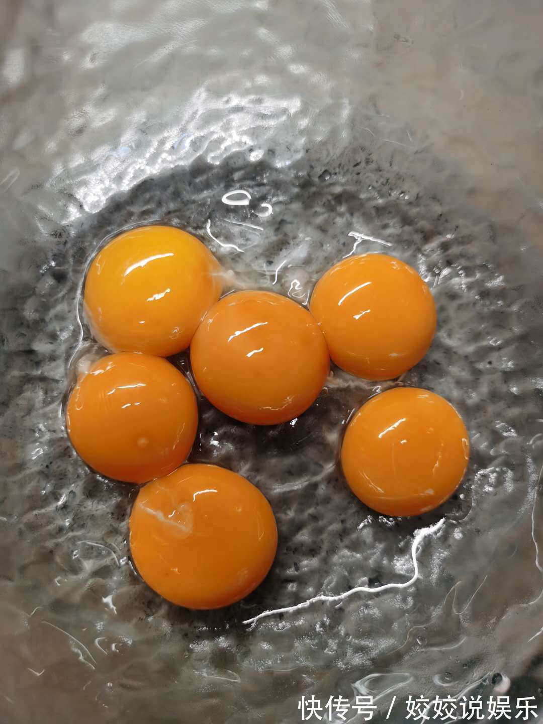 蛋白|6个鸡蛋,1碗面粉,不用烤箱,在家做蛋糕,比外面买的还好吃