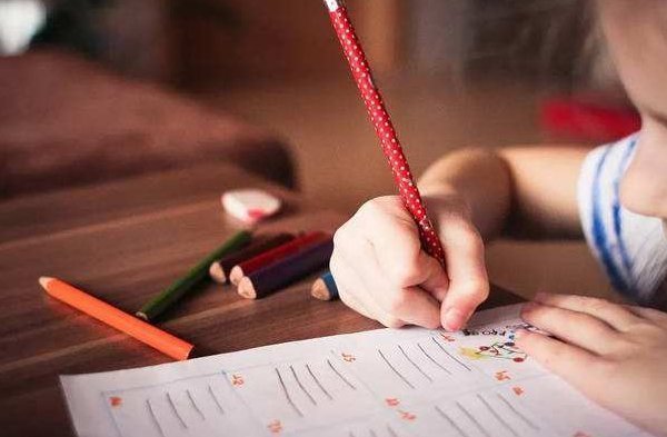 孩子|老师罚抄写自己名字“100遍”,一个5分钟完成,一个写到深夜