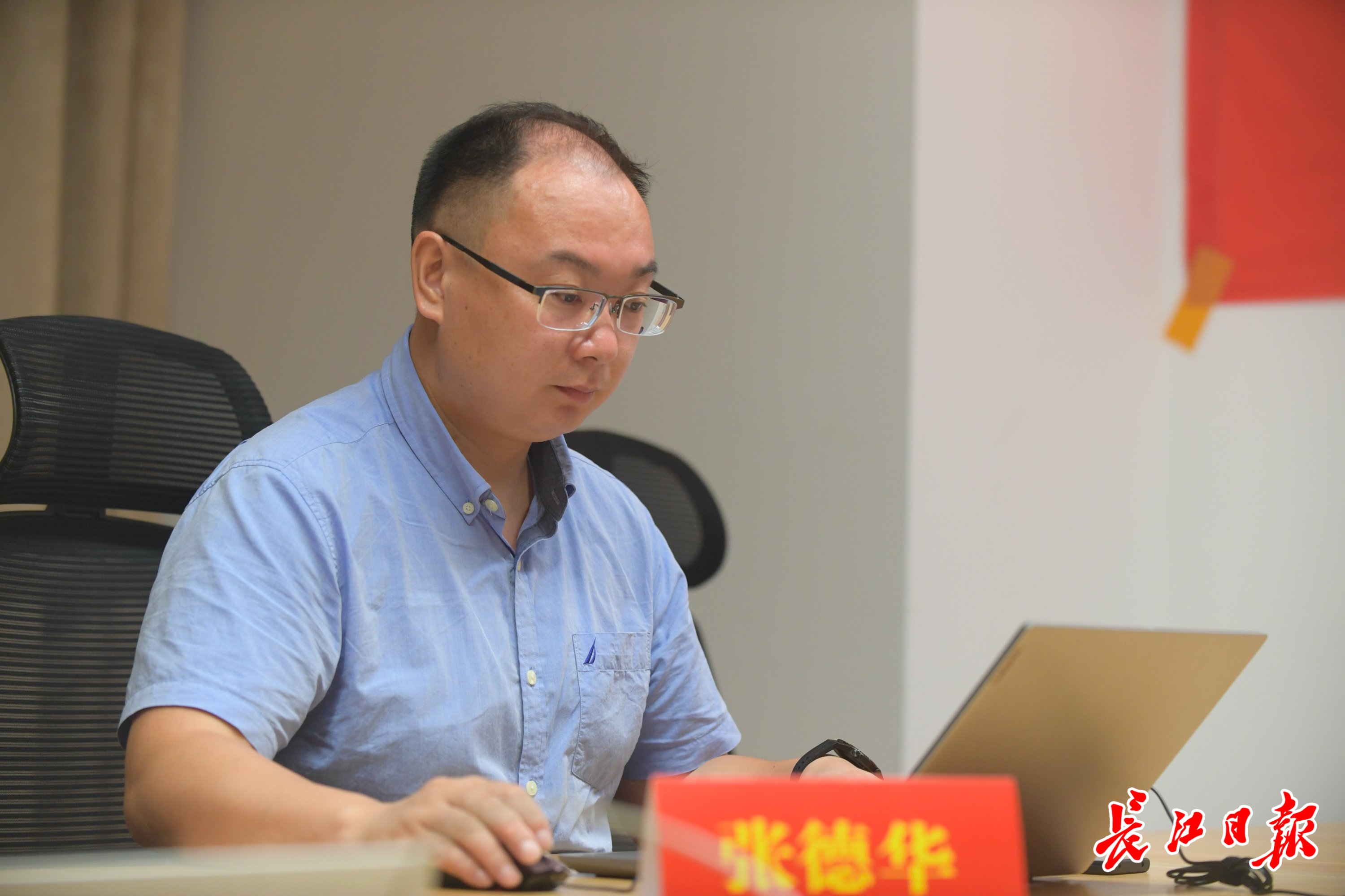 场,华中师范大学数学与统计学院院长周远扬和学校本科招生办老师张