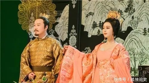 杨玉环|李白最肉麻的一首诗,全篇把杨贵妃吹上了天,却成就一对千古名句!