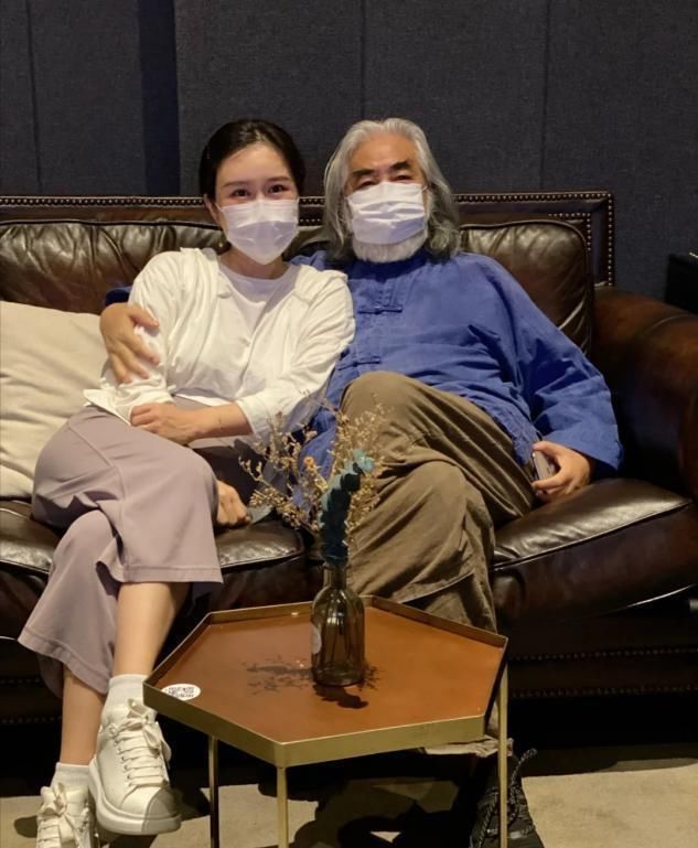 张纪中约会小30岁娇妻，紧搂怀中秀恩爱！网友：娶到她是你的福气