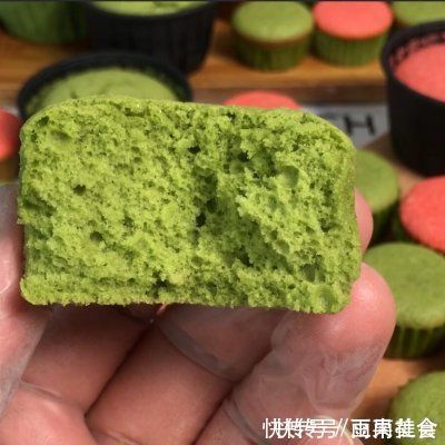 全蛋法双色海绵小蛋糕，小小的一个，可爱好吃，小朋友尤其喜欢