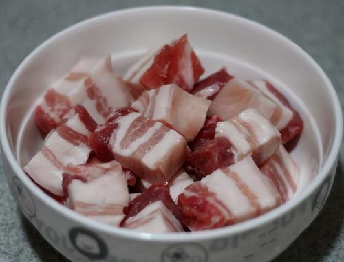 家常|红烧肉的家常做法，不用焯水也不炒糖色，肥而不腻入口化