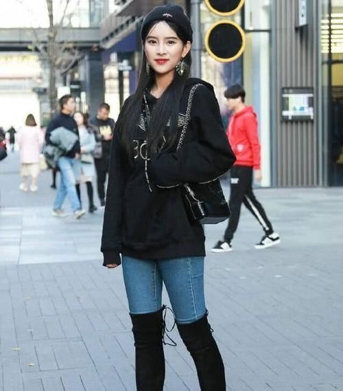 小姐姐爱穿紧身牛仔裤，露出细腰，好身材秀出来！