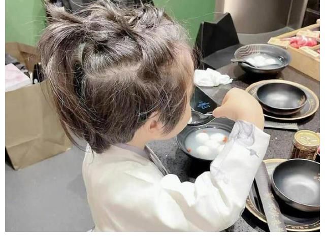 出鏡|黃曉明深夜曬美食，baby的粉色保溫杯出鏡，還有她最愛(ài)吃的紅燒肉