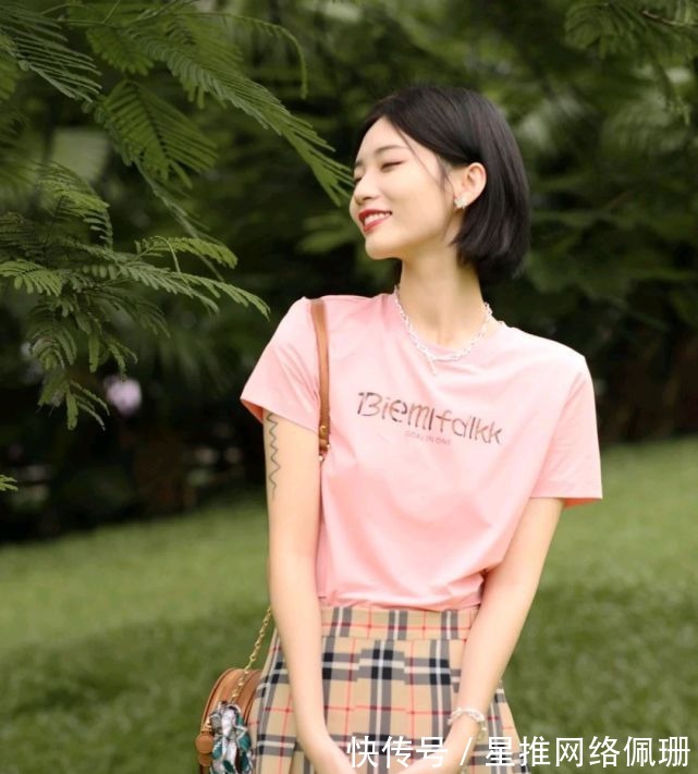 魅力|秋季穿搭可以做减法，穿搭风格简简单单就好，精致又有魅力