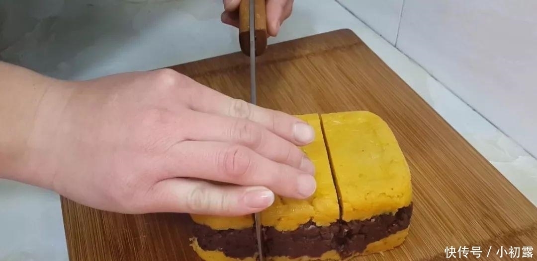 红薯这样做才最好吃,一蒸一切,比豆沙糕都好吃,一口一个真解馋