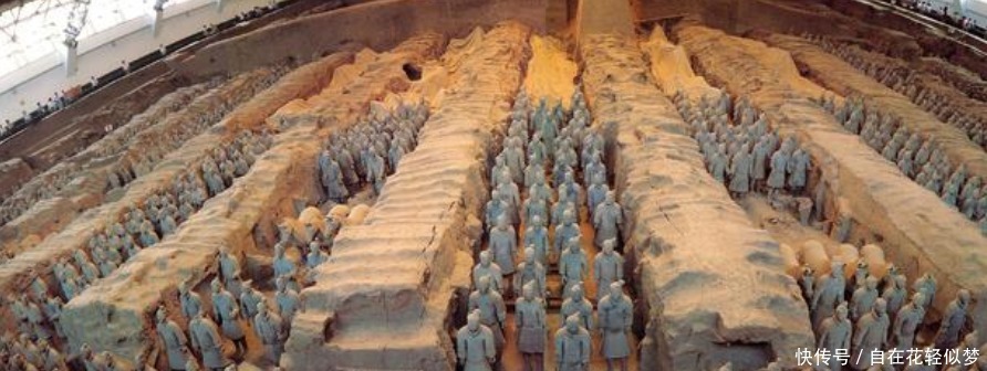 秦始皇的兵马俑中,为何每两排兵马俑,中间都有一个长条形的土堆!