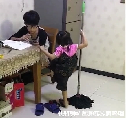 一脚|小学生妹妹拖地,踢了哥哥一脚,说了8个字,网友红了眼:真幸福