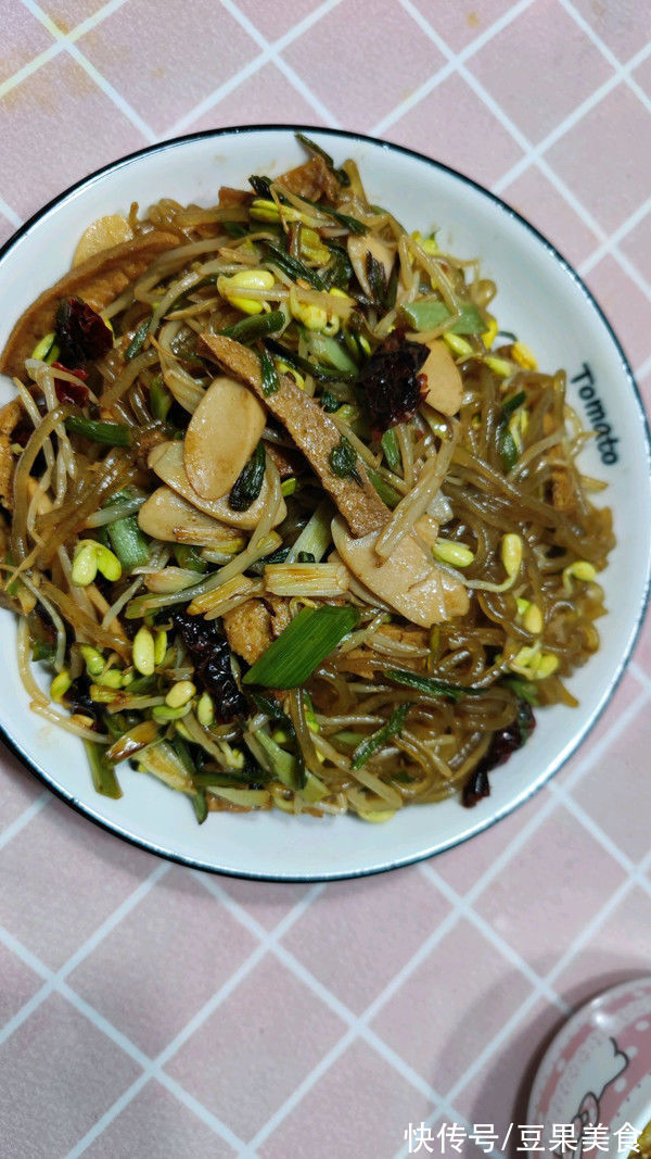 都怪豆芽炒粉条，焖一锅米饭都不够吃