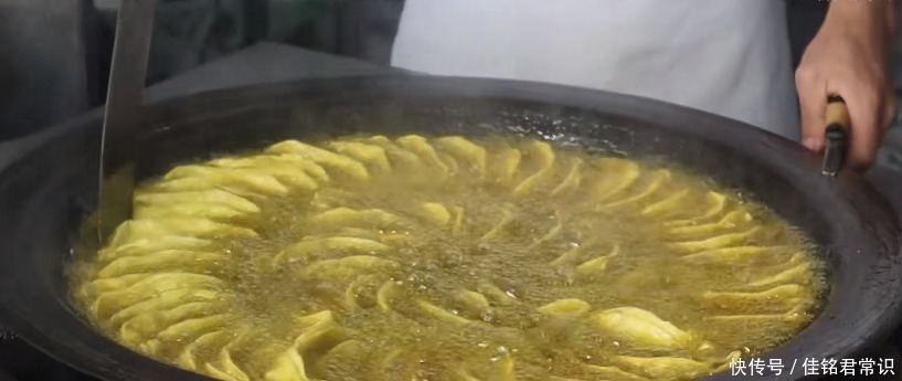 最费油|南京最费油网红小吃,一锅牛肉锅贴要用一锅油,咬一口汁水四溢!