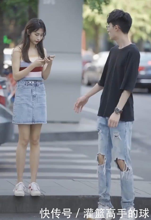 彩虹混色吊带搭配牛仔短裙，搭配精致，小巧玲珑