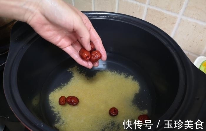 熬小米粥时，有人加碱，有人加油，都不对，教你正确做法，太香了
