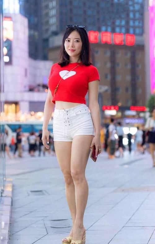 美女穿搭：时尚热裤看起来更高级，干练又不失优雅，相遇不再错过！