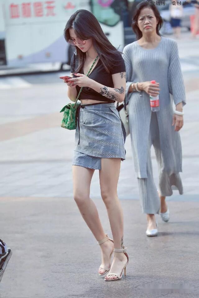 魅力|街拍:高跟鞋时尚穿搭,穿出女性独有的魅力气质