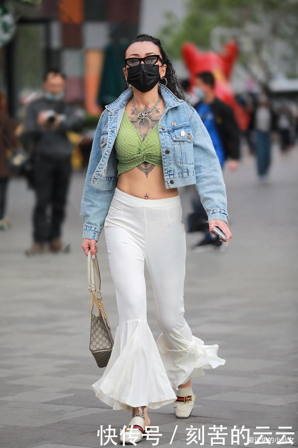 贵妇不走寻常路，别人裙子在腰上穿，她放到脚上都“嫌高”