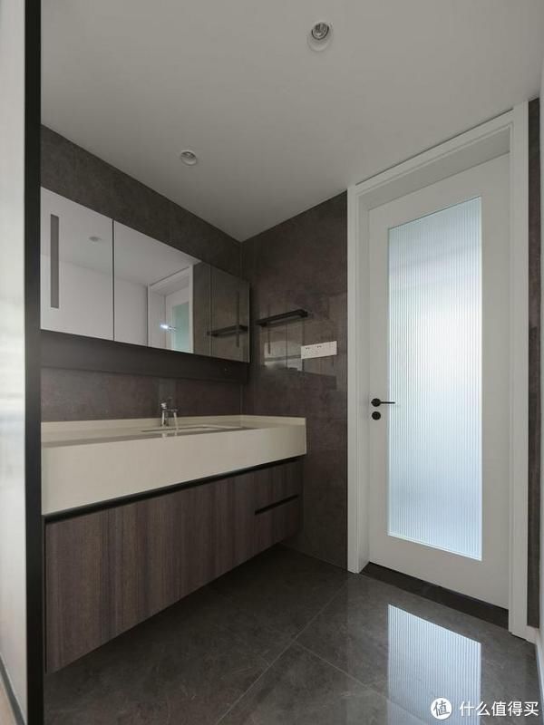 背景墙|南京夫妻129㎡的家,坚持全屋打满柜子,效果不是一般的大气实用