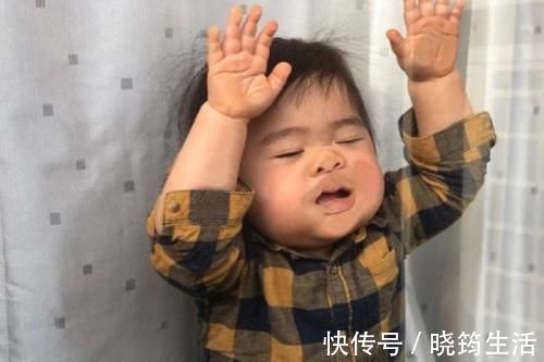 进食|妈妈晒娃丑照走红,宝宝用脸吃饭、擦窗户,网友:娃不要面子的吗