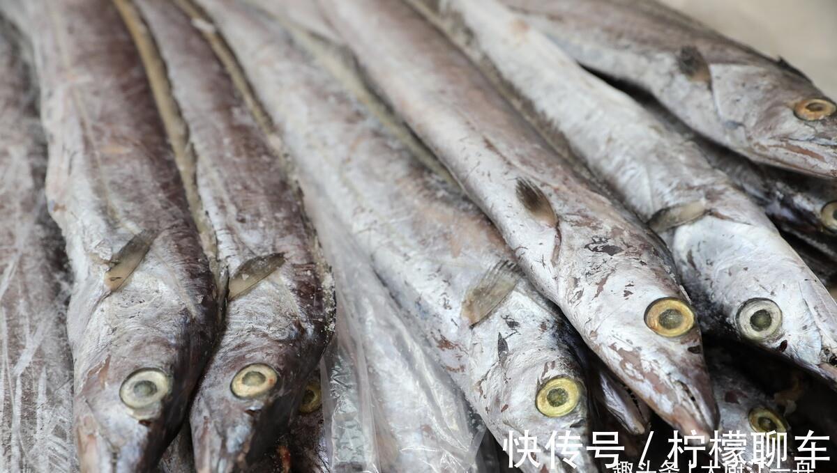 油炸带鱼|买带鱼,黑眼睛和黄眼睛区别大;牢记3买2不买,带鱼鲜嫩又解馋