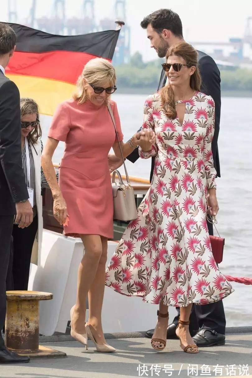 裸色|法国夫人不服老,67岁穿及地裙还配10cm高跟,马克龙宠妻全程扶着