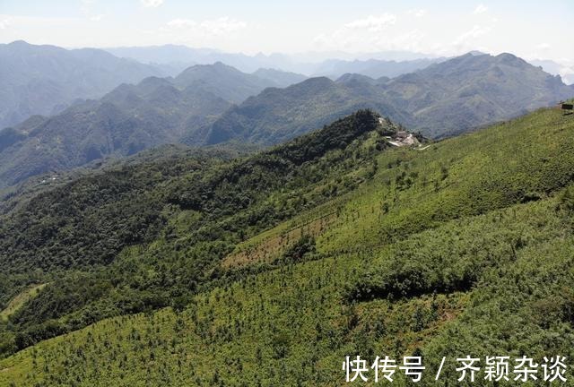 巴山大峡谷|航拍夏日的巴山大峡谷，青山连绵起伏耸立云中