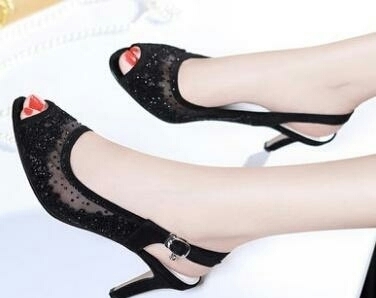 蝴蝶结 细跟单鞋整体造型显得休闲有范,走路没有任何压力