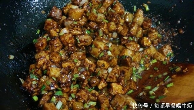 锅中|酱肉包子，整粒的肉丁，嚼起来真带劲