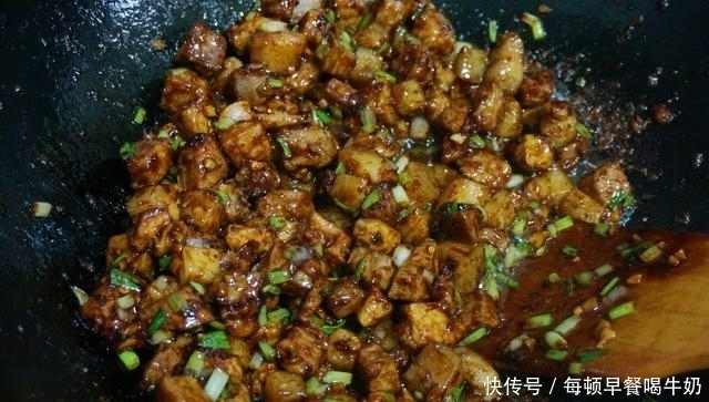 锅中|酱肉包子,整粒的肉丁,嚼起来真带劲