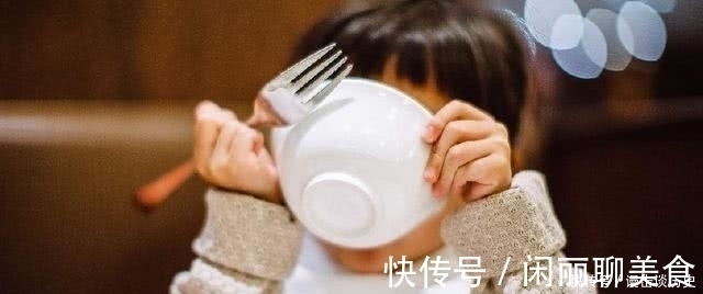 宝宝|宝宝“全副武装”看电视,宝妈在一旁睡倒,孩子:这届家长真难带