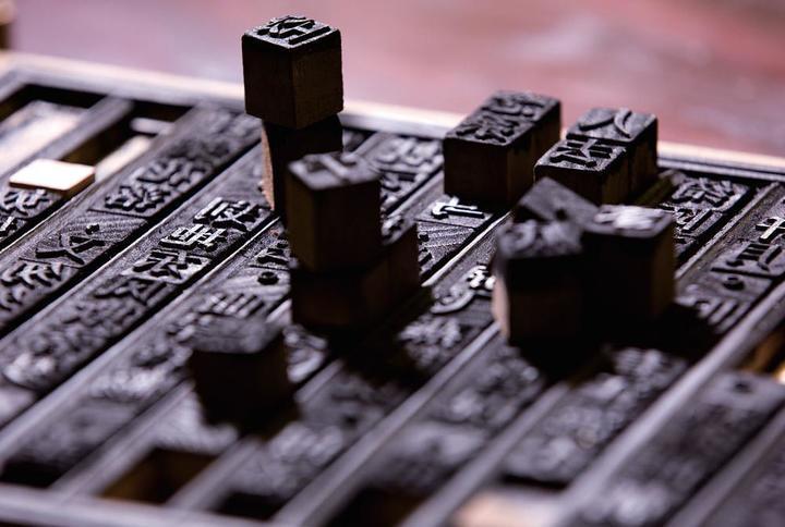 荒野&他缔造了中国的一个骄傲,1990年,墓碑却惊现于荒野中,令人唏嘘