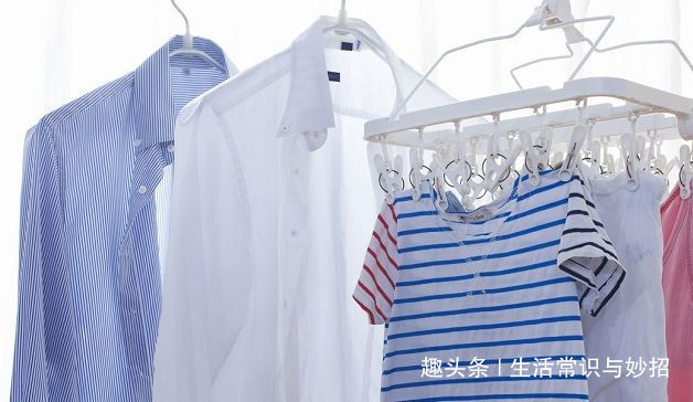 衣服太脏，别只会倒洗衣粉洗！撒上两颗“它”，衣服洁亮似新！