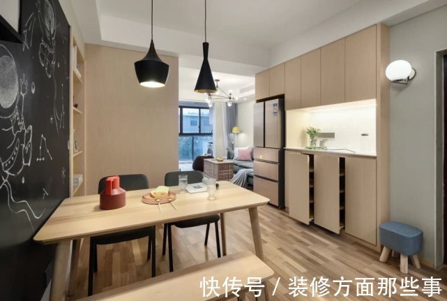 装饰画|75平用黑板墙+收纳书架是代替餐厅背景墙,浪漫又舒适