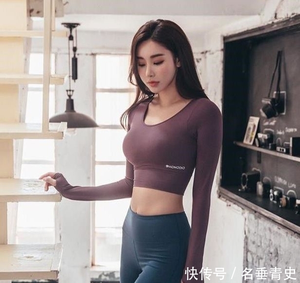 街拍:打底裤小姐姐展现个性的酷帅风采,精致洋气的穿搭